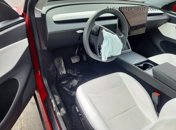 7SAYGDEE4TF514940 2026 TESLA MODEL Красный Вид панели приборов