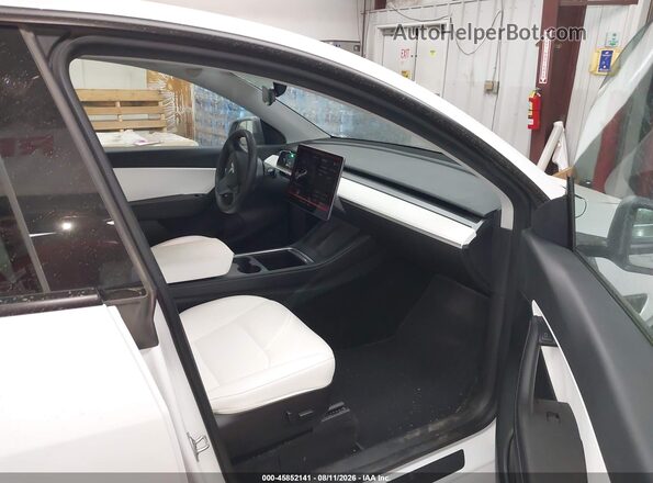 7SAYGDEE5NF355364 2022 TESLA MODEL Y Белый Вид салона спереди