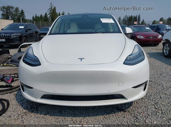 7SAYGDEE5NF411450 2022 TESLA MODEL Y White Widok wnętrza z tyłu