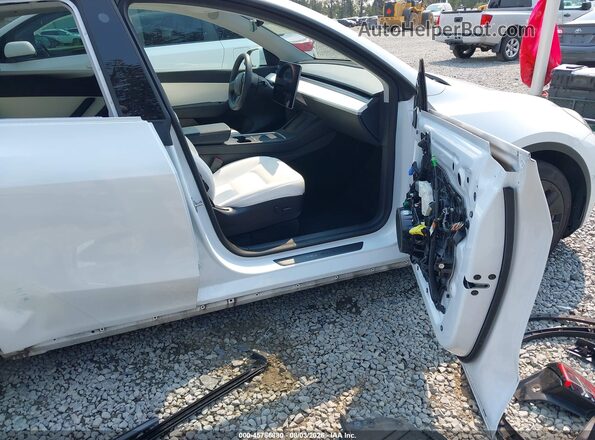 7SAYGDEE5NF411450 2022 TESLA MODEL Y White Widok wnętrza z przodu
