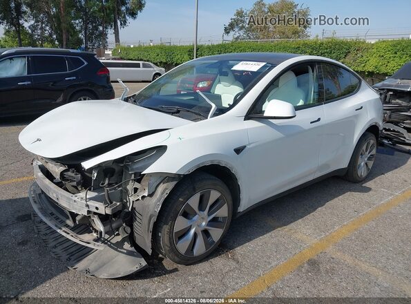 7SAYGDEE5PA120902 2023 TESLA MODEL Y White წინა მარცხენა ხედი სამი მეოთხედიდან