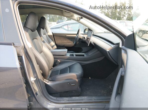7SAYGDEE5PF960083 2023 TESLA MODEL Y Gray Front interior view