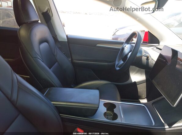 7SAYGDEE5RA217617 2024 TESLA MODEL Y Red Widok wnętrza z przodu