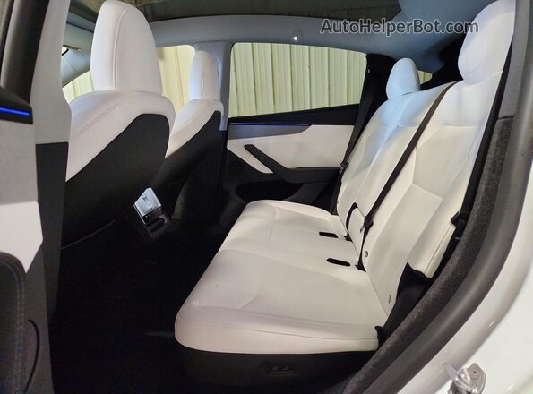 7SAYGDEE5TA581978 2026 TESLA MODEL White Rear seats view