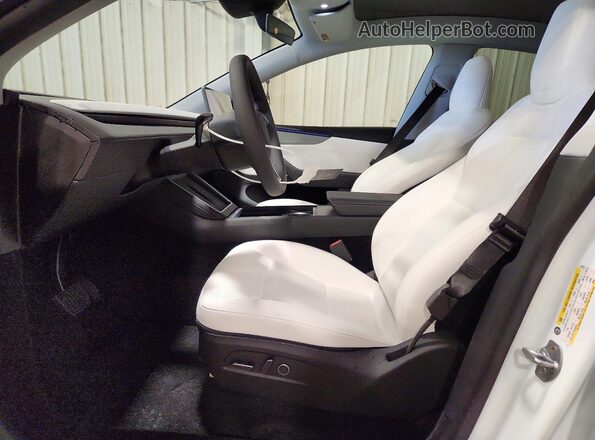 7SAYGDEE5TA581978 2026 TESLA MODEL White Front interior view