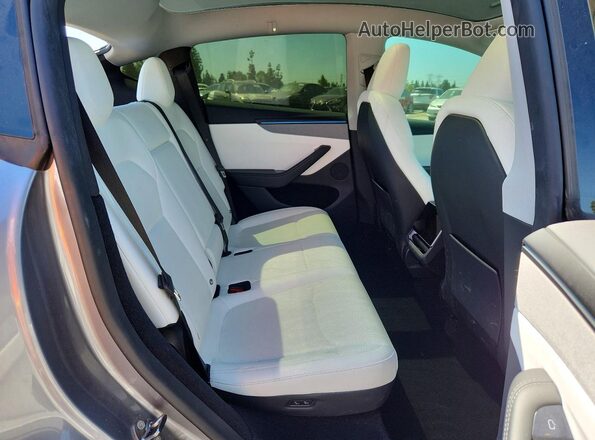 7SAYGDEE5TF329439 2026 TESLA MODEL Gray Vista interior trasera