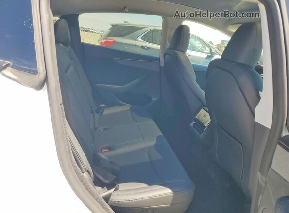 7SAYGDEE5TF349139 2026 TESLA MODEL White უკანა სალონის ხედი