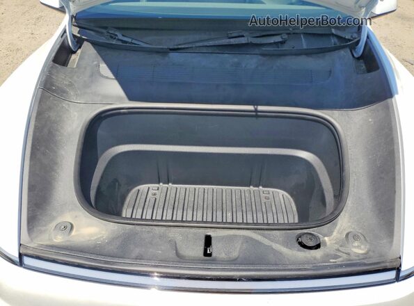 7SAYGDEE5TF349139 2026 TESLA MODEL White ძრავის განყოფილების ხედი