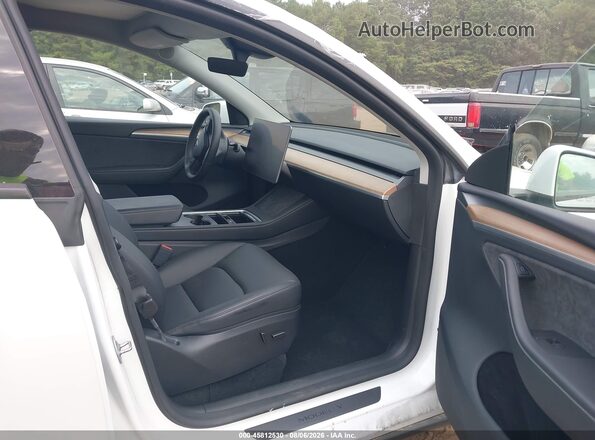 7SAYGDEE6PA146554 2023 TESLA MODEL Y White Widok wnętrza z przodu