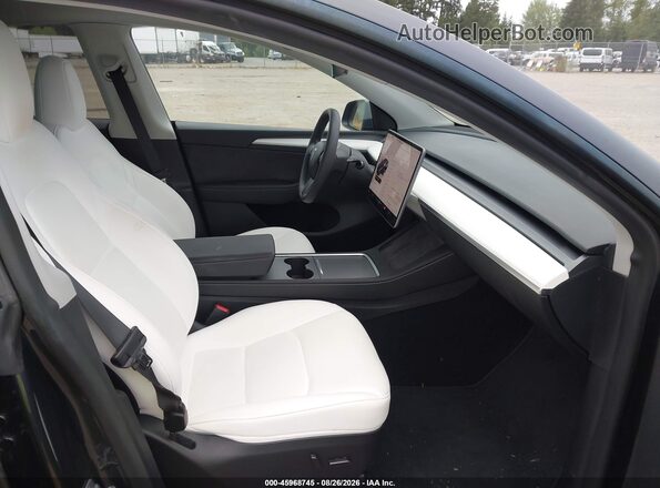 7SAYGDEE6RF995640 2024 TESLA MODEL Y Gray Widok wnętrza z przodu
