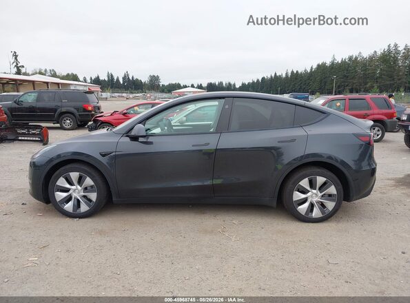 7SAYGDEE6RF995640 2024 TESLA MODEL Y Gray Widok wnętrza z tyłu