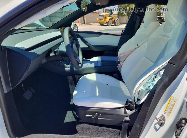 7SAYGDEE6TF577781 2026 TESLA MODEL Белый Вид салона спереди