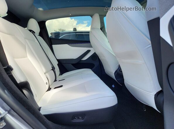 7SAYGDEE7TA468212 2026 TESLA MODEL Silver Սալոնի հետևի տեսք