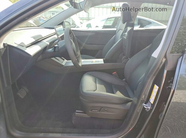 7SAYGDEE7TF517668 2026 TESLA MODEL Charcoal Widok wnętrza z przodu