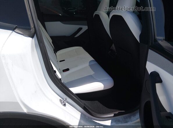 7SAYGDEE7TF582147 2026 TESLA MODEL Y White VIN կոդի պիտակի տեսք