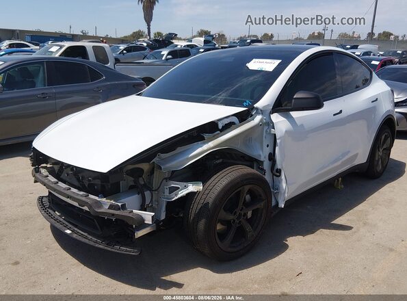 7SAYGDEE7TF582147 2026 TESLA MODEL Y White Առջևի ձախ երեք քառորդ տեսարան