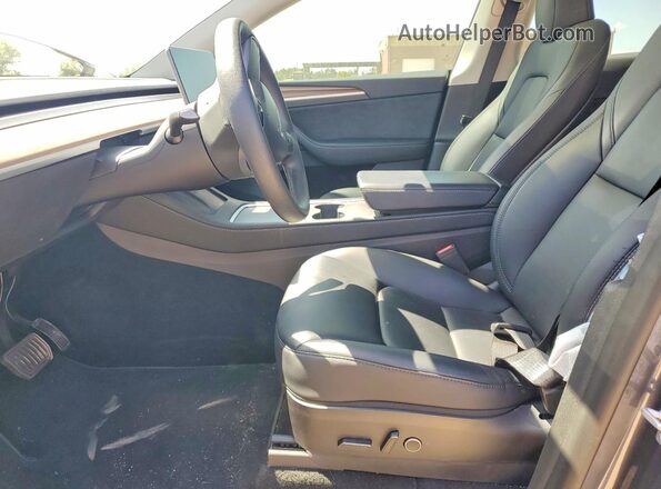 7SAYGDEE8PF703645 2023 TESLA MODEL Gray Vista interior delantera