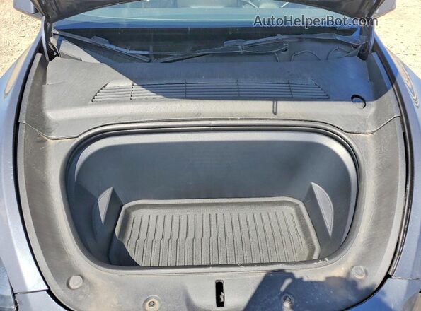 7SAYGDEE8PF703645 2023 TESLA MODEL Gray Vista del compartimento del motor