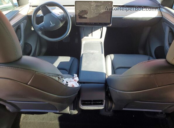 7SAYGDEE8PF928230 2023 TESLA MODEL Red Vista del salpicadero