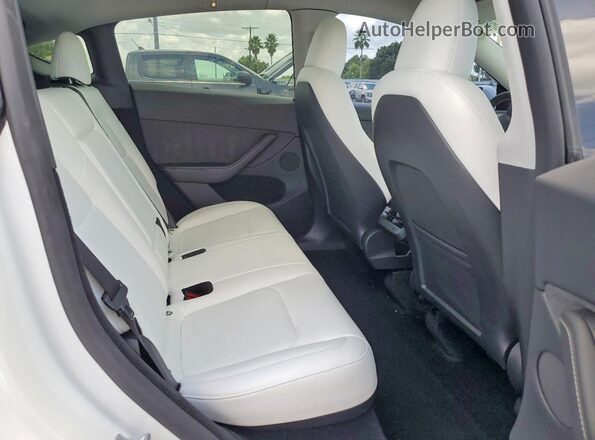 7SAYGDEE8RA240261 2024 TESLA MODEL White Rear seats view