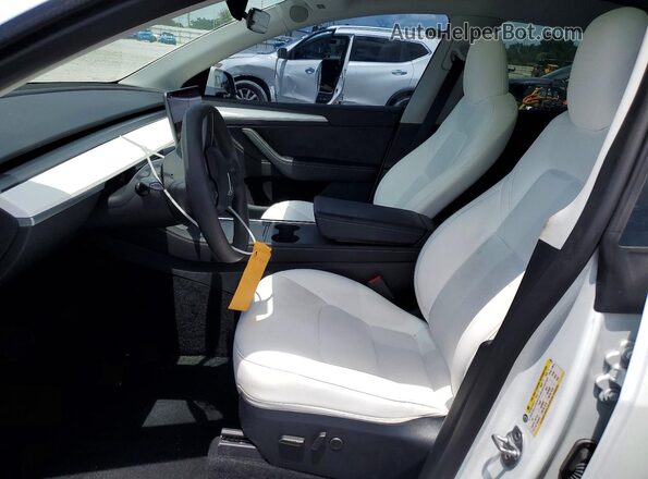 7SAYGDEE8RA240261 2024 TESLA MODEL White Front interior view