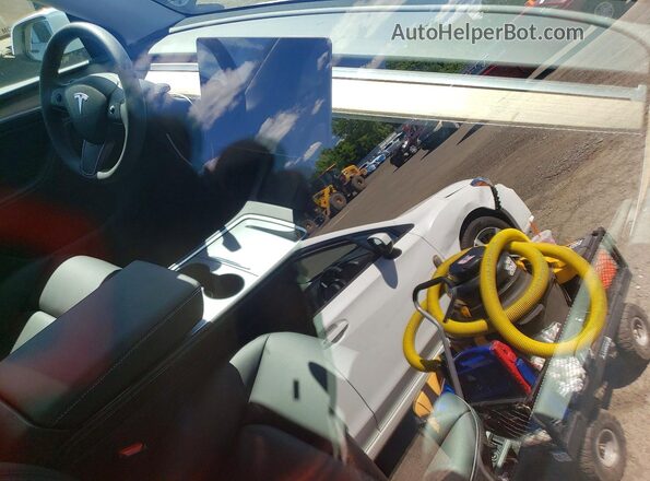 7SAYGDEE8SA342178 2025 TESLA MODEL Белый Вид панели приборов