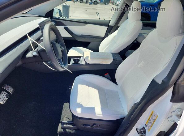 7SAYGDEE8TA396999 2026 TESLA MODEL Белый Вид салона спереди