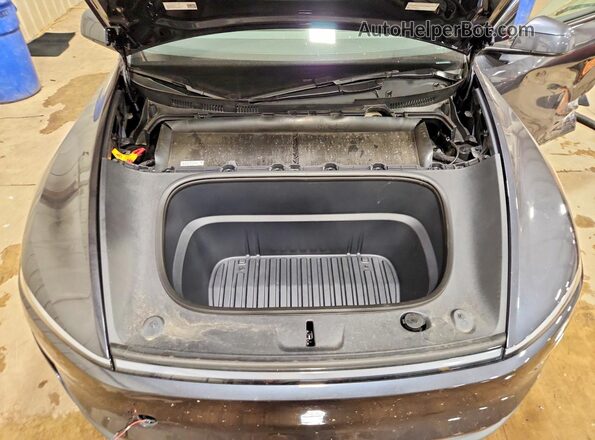 7SAYGDEE8TA619347 2026 TESLA MODEL Gray Vista del compartimento del motor