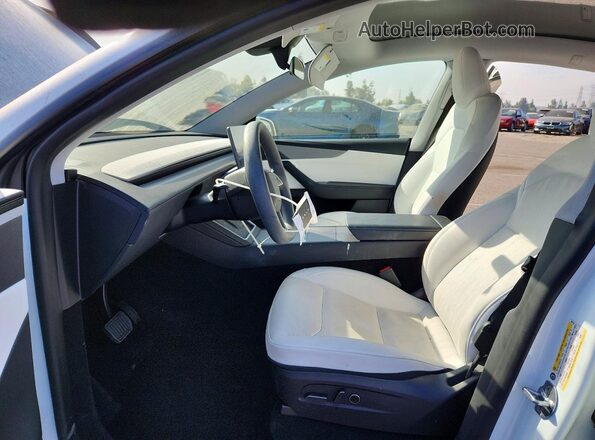 7SAYGDEE8TF391191 2026 TESLA MODEL White Vista interior delantera
