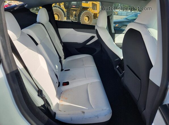 7SAYGDEE8TF391191 2026 TESLA MODEL White Vista de los asientos traseros