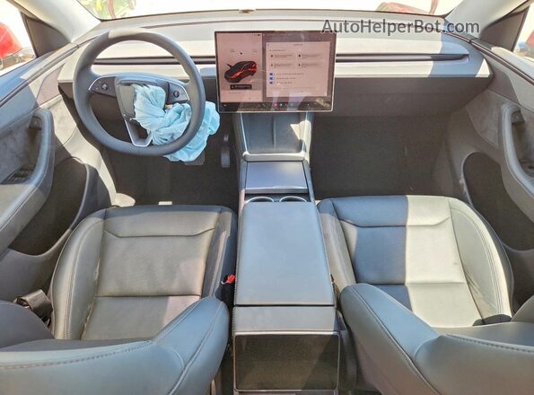 7SAYGDEE8TF619349 2026 TESLA MODEL Red Widok deski rozdzielczej