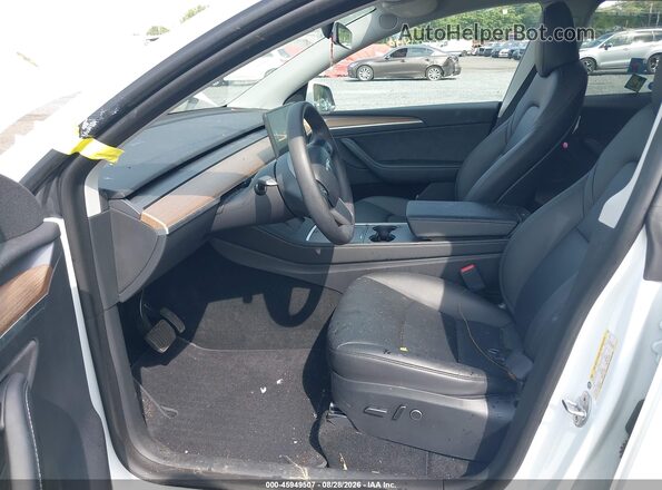 7SAYGDEE9PA088911 2023 TESLA MODEL Y White Widok wnętrza z przodu