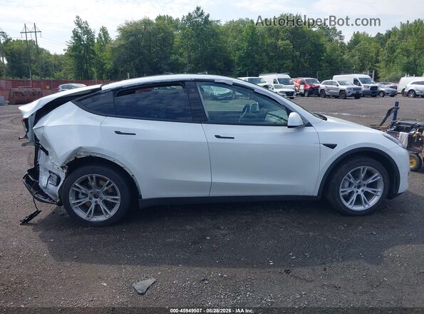 7SAYGDEE9PA088911 2023 TESLA MODEL Y White Widok wnętrza z tyłu