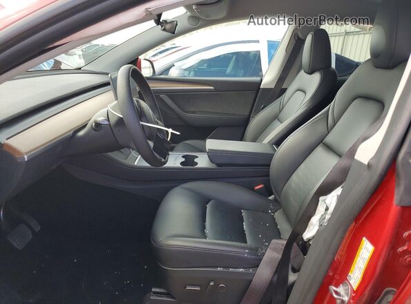 7SAYGDEE9PA112589 2023 TESLA MODEL Red Widok wnętrza z przodu