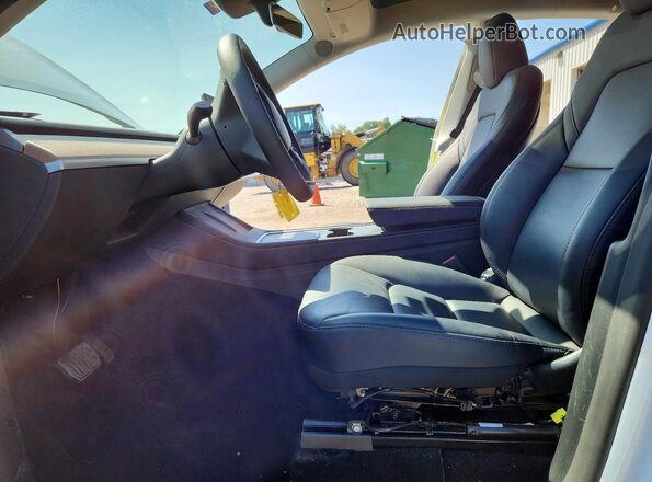 7SAYGDEE9RF169588 2024 TESLA MODEL White Widok wnętrza z przodu