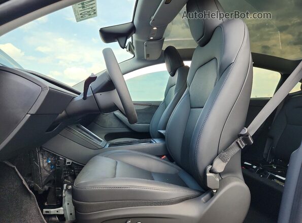 7SAYGDEE9TA584723 2026 TESLA MODEL Black Front interior view