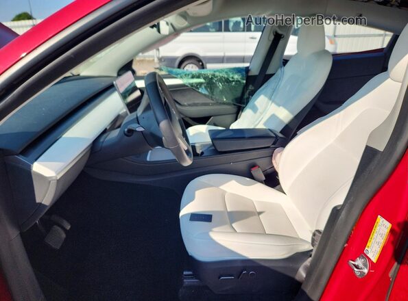 7SAYGDEEXPF808199 2023 TESLA MODEL Красный Вид салона спереди
