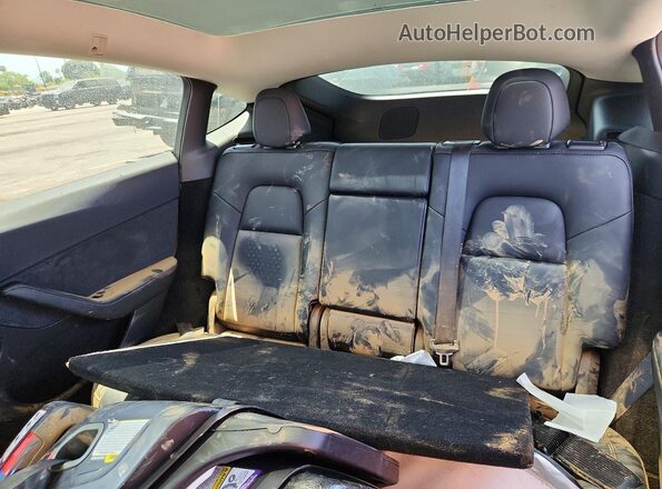 7SAYGDEEXPF909985 2023 TESLA MODEL Gray Widok tylnych siedzeń