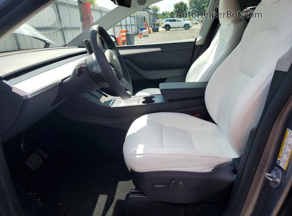 7SAYGDEEXRA302520 2024 TESLA MODEL Silver Widok wnętrza z przodu