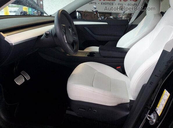 7SAYGDEF0RF038851 2024 TESLA MODEL Black Вид салону спереду