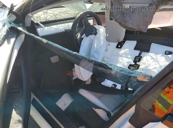 7SAYGDEF2PF863478 2023 TESLA MODEL Белый Вид панели приборов