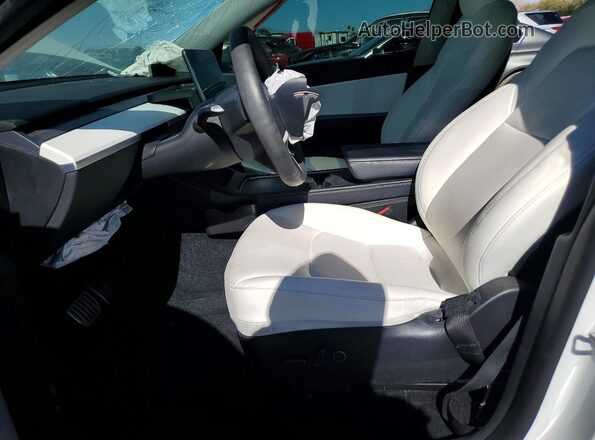 7SAYGDEF3NF416347 2022 TESLA MODEL White Front interior view