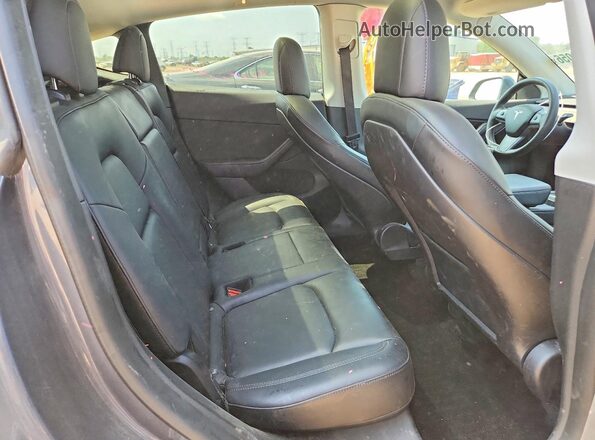 7SAYGDEF5NF308148 2022 TESLA MODEL Gray Widok tylnych siedzeń