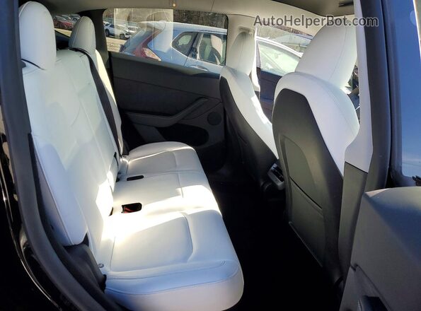 7SAYGDEF7RA264611 2024 TESLA MODEL Y Черный Вид задней части салона