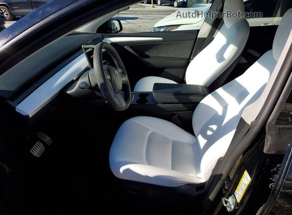 7SAYGDEF7RA264611 2024 TESLA MODEL Y Черный Вид салона спереди