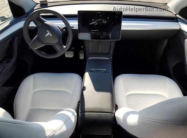 7SAYGDEF7RA264611 2024 TESLA MODEL Y Черный Вид панели приборов