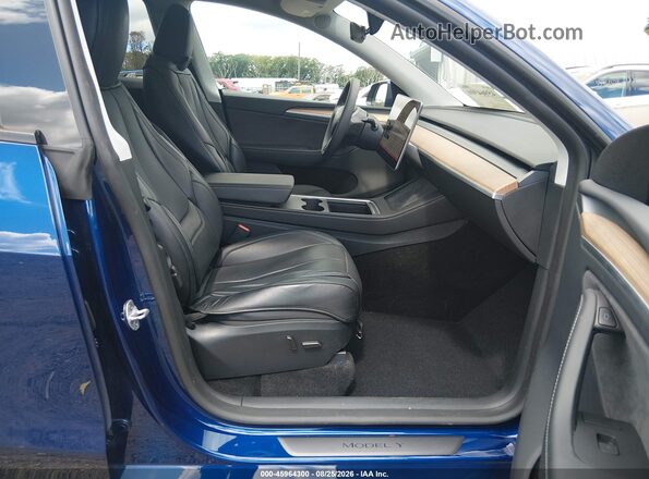 7SAYGDEF7RA327187 2024 TESLA MODEL Y Blue Widok wnętrza z przodu