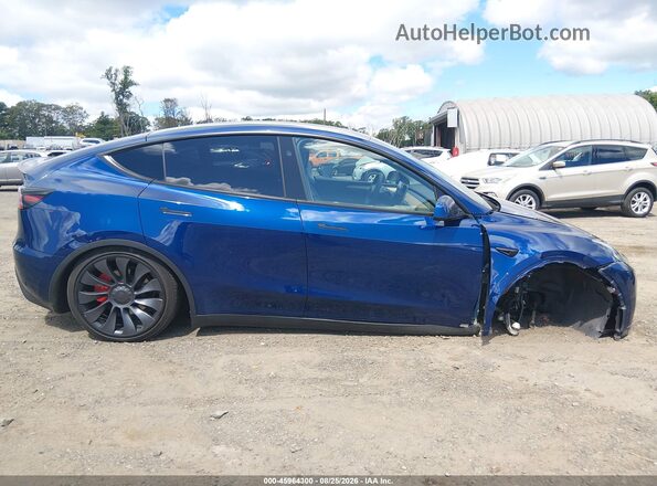 7SAYGDEF7RA327187 2024 TESLA MODEL Y Blue Widok wnętrza z tyłu