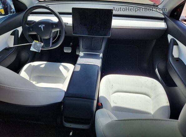 7SAYGDEF8NF381160 2022 TESLA MODEL Красный Вид панели приборов