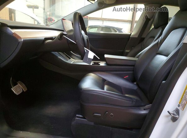 7SAYGDEF8NF382437 2022 TESLA MODEL White Front interior view
